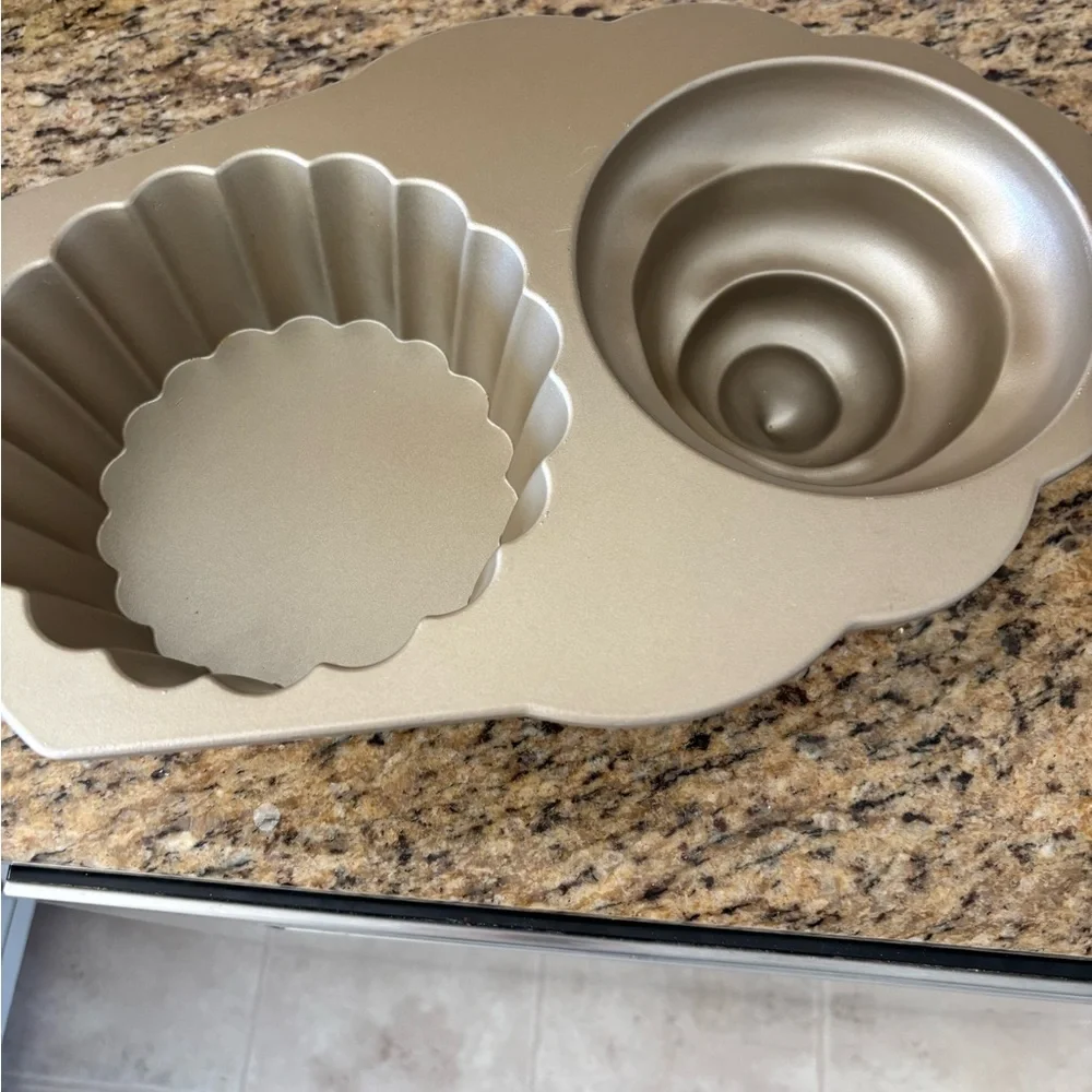 Williams Sonoma Gold Cupcake Cake Pan